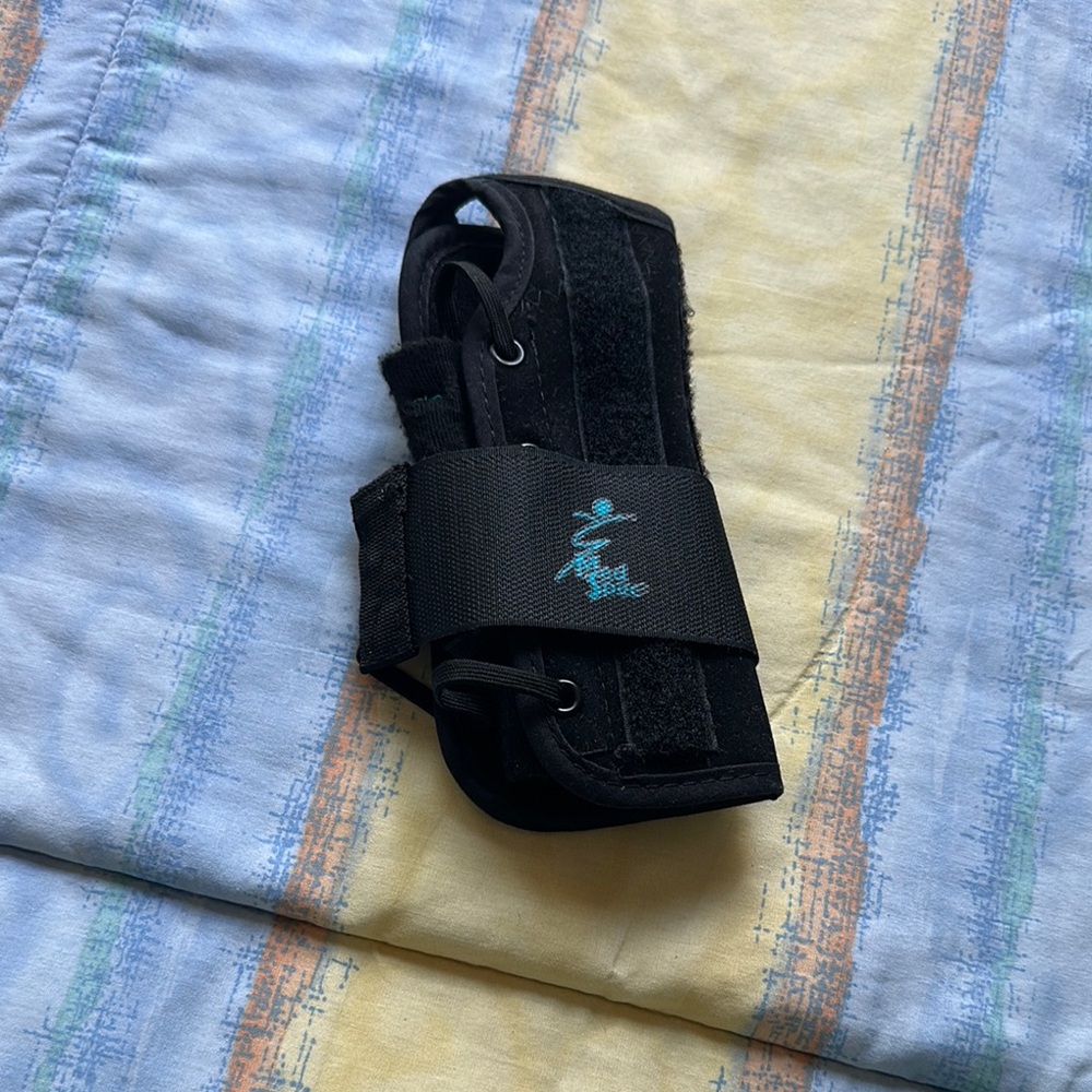 Black XS wrist brace